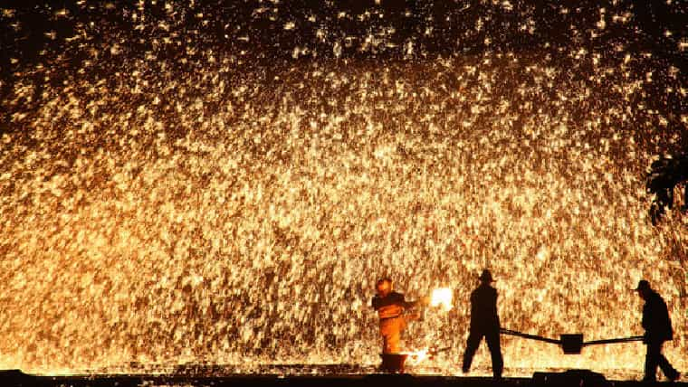 Dashuhua (打树花, dǎ shù huā) is a Chinese Festival of Lights tradition in Nuanquan Town